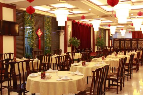 佛山回收后厨设备，餐厅设备，餐桌椅
